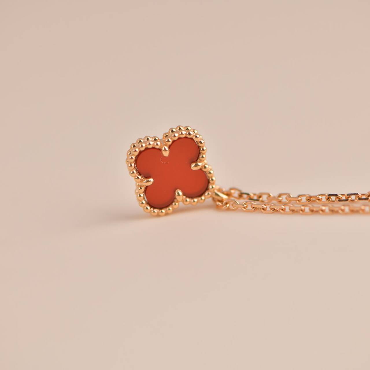 [Charm Aries Jewelry]CLOVER MINI 9.5MM WHITE CARNELIANS NECKLACE