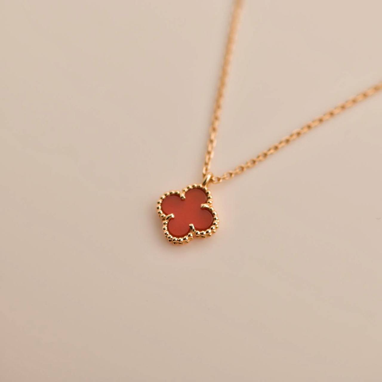 [Charm Aries Jewelry]CLOVER MINI 9.5MM WHITE CARNELIANS NECKLACE