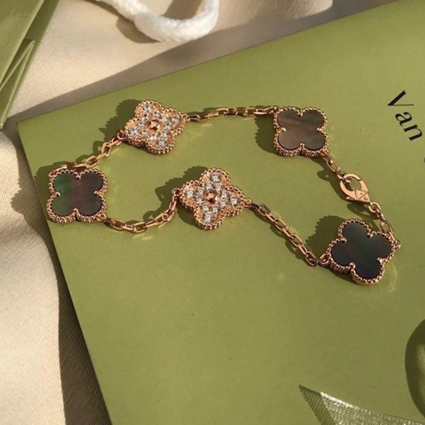 [Charm Aries Jewelry]CLOVER 5 MOTIF GRAY MOP DIAMOND BRACELET