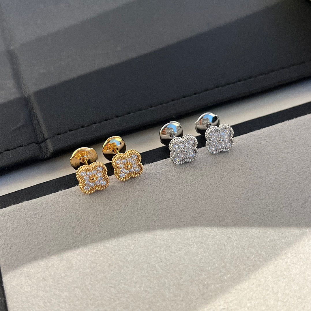 [Charm Aries Jewelry]CLOVER MINI DIAMOND STUD EARRINGS