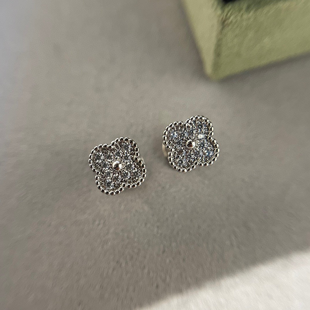 [Charm Aries Jewelry]CLOVER MINI DIAMOND STUD EARRINGS