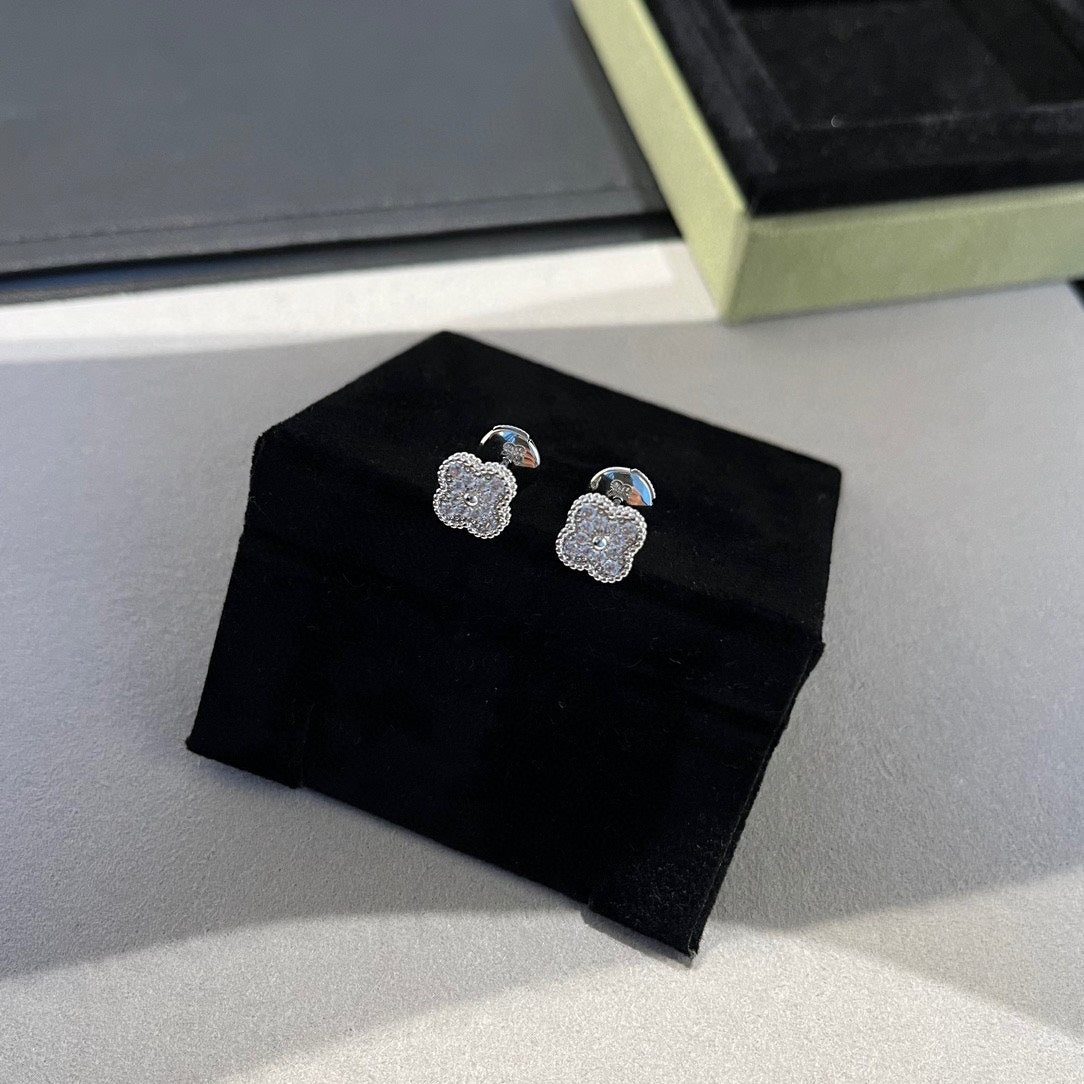 [Charm Aries Jewelry]CLOVER MINI DIAMOND STUD EARRINGS
