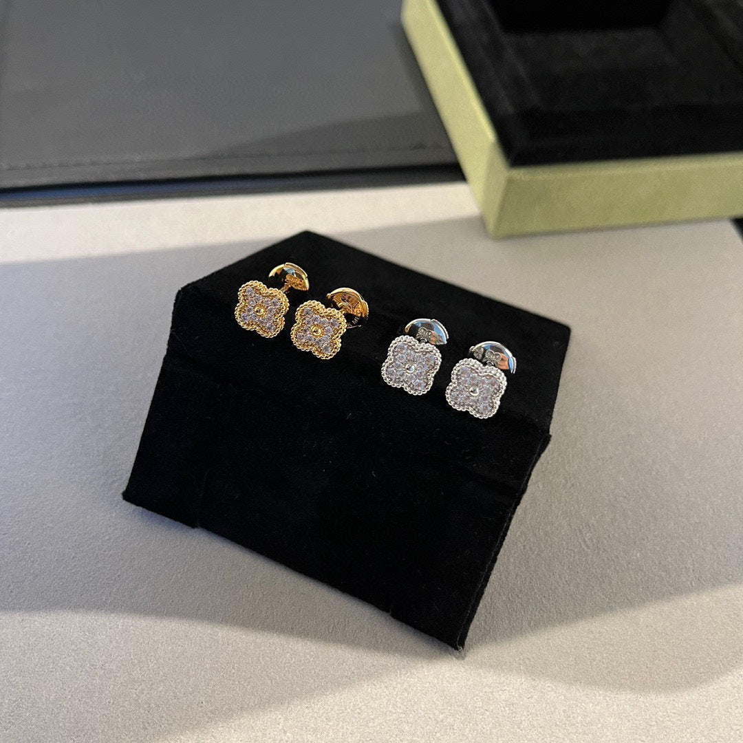 [Charm Aries Jewelry]CLOVER MINI DIAMOND STUD EARRINGS